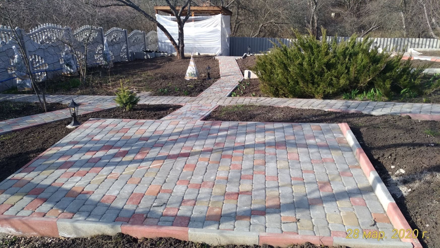 Викладена площадка з тротуарної плитки